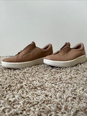 Tan Zip Up Clark’s size 10